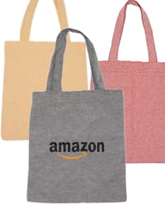 Sacolas de algodão marrom com alças internas em uma loja de moda feminina. Os sacos estão vazios e fechados com etiquetas de papel e fechos de segurança. O design inclui um símbolo de cadeado e etiquetas de preço. Ideal para embalar roupas, presentes ou mercadorias, proporcionando segurança e proteção aos itens contidos.