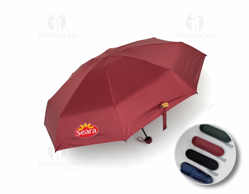 Guarda chuva com design moderno em preto e amarelo, com mapas e bandeiras de países impressos. Produto 3D com abertura automática, oferecendo proteção contra a chuva e vento. Item de segurança e conforto, ideal para uso em viagens de negócios ou lazer.