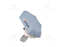 Guarda chuva manual sendo segurado por uma pessoa sorridente em um escritório moderno com um computador e monitor ao fundo. O