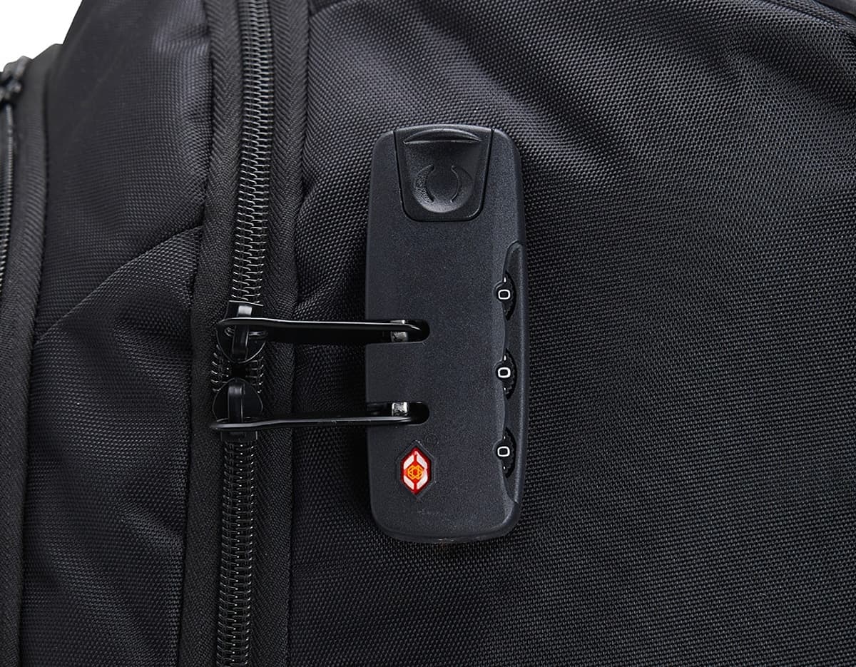 Mochila 27 Litros com Rodinhas preta de couro, equipamento moderno e elegante, com alças, zíper, fivela e rodinhas para fácil transporte. Ideal para viagens, negócios e uso pessoal.