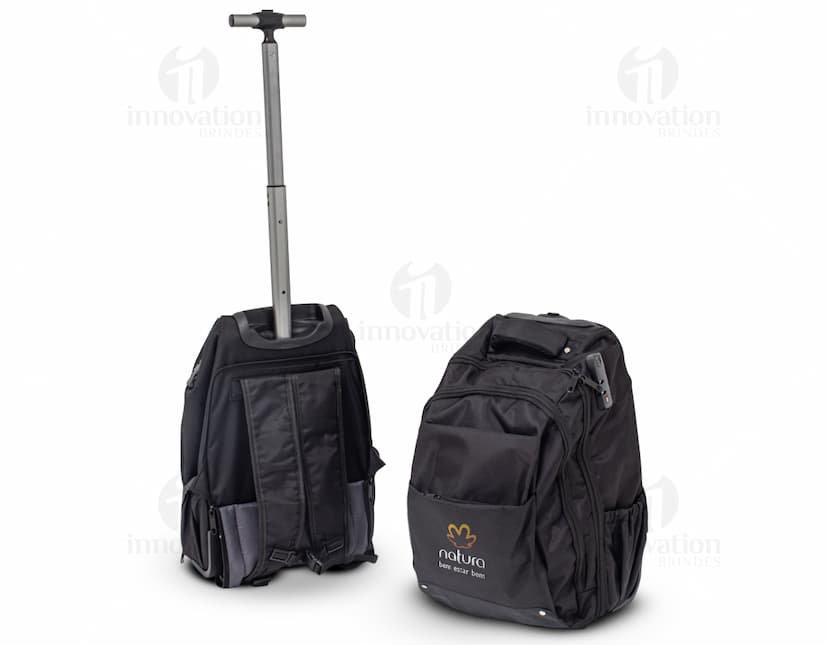 Mochila 27 litros com rodinhas, ideal para viagens e aventuras. Confeccionada em couro preto de alta qualidade, moderna e elegante. Com alça de mão e zíper resistente, é perfeita para quem busca praticidade e estilo. Aproveite a promoção e garanta a sua!