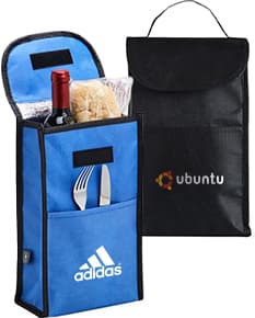 : "Bolsa térmica rPET 4L c/ bolso frontal em metal prateado e amarelo, com design eletrônico e um único botão amarelo, feito de plástico reciclado (rPET) e com um recipiente interno. Perfeito para compras, transporte de alimentos, ou como presente. Ideal para manter alimentos frescos ou quentes por várias horas."