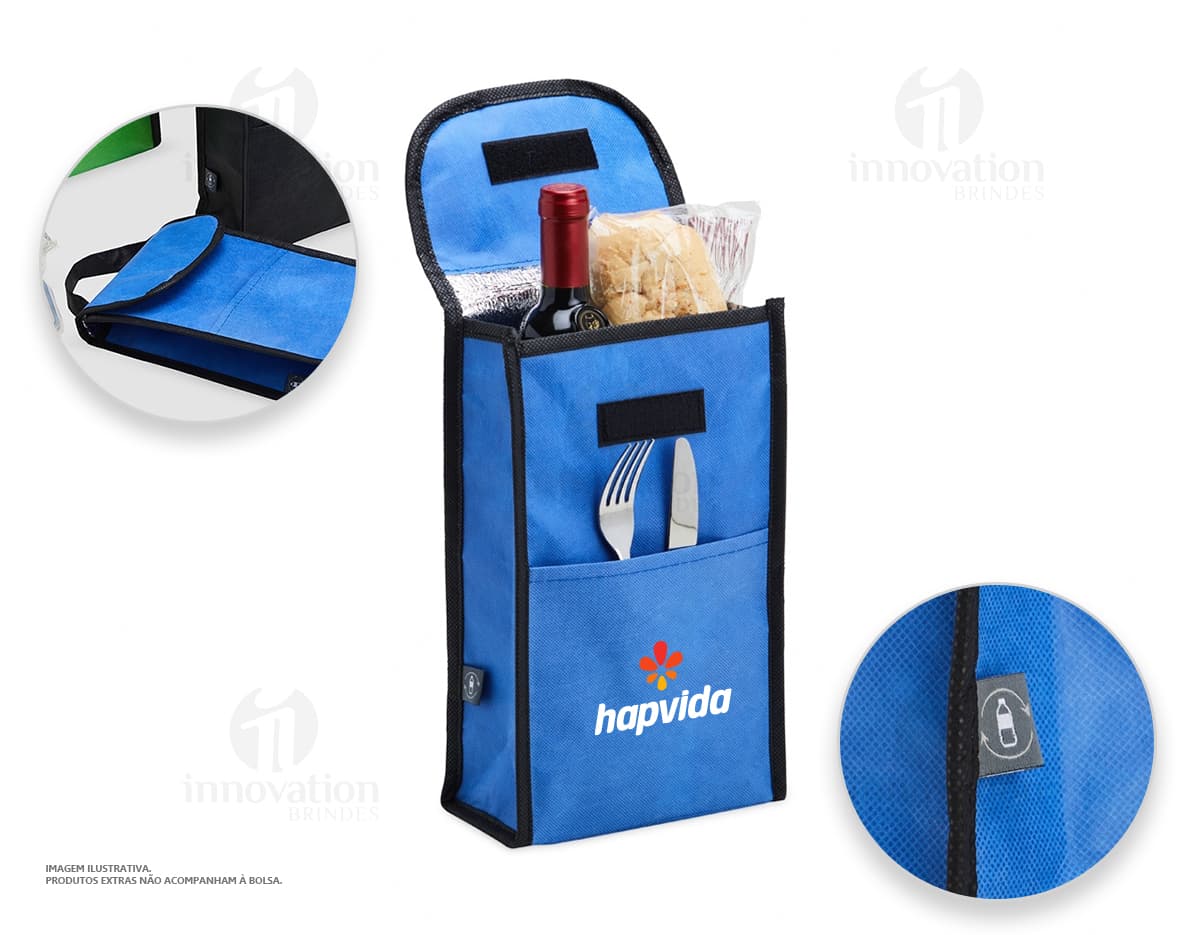 : "Bolsa térmica rPET 4L c/ bolso frontal em metal prateado e amarelo, com design eletrônico e um único botão amarelo, feito de plástico reciclado (rPET) e com um recipiente interno. Perfeito para compras, transporte de alimentos, ou como presente. Ideal para manter alimentos frescos ou quentes por várias horas."
