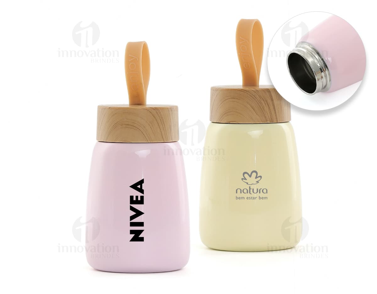 Garrafa de aço inoxidável com parede dupla de 270ml, refletindo a luz e brilhando em prata, com design elegante e resistente.