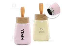 Garrafa de aço inoxidável com parede dupla de 270ml, refletindo a luz e brilhando em prata, com design elegante e resistente.
