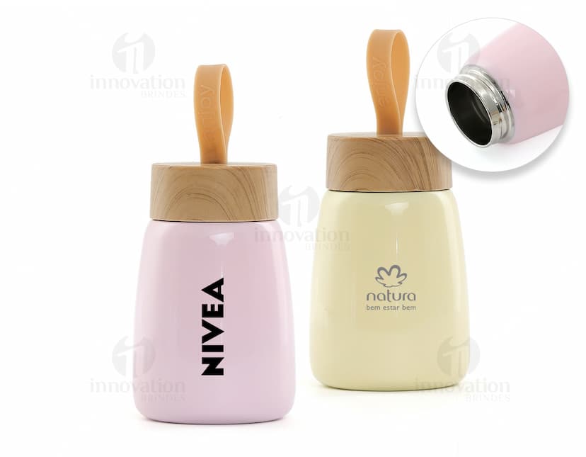 Garrafa de aço inoxidável com parede dupla de 270ml, refletindo a luz e brilhando em prata, com design elegante e resistente.