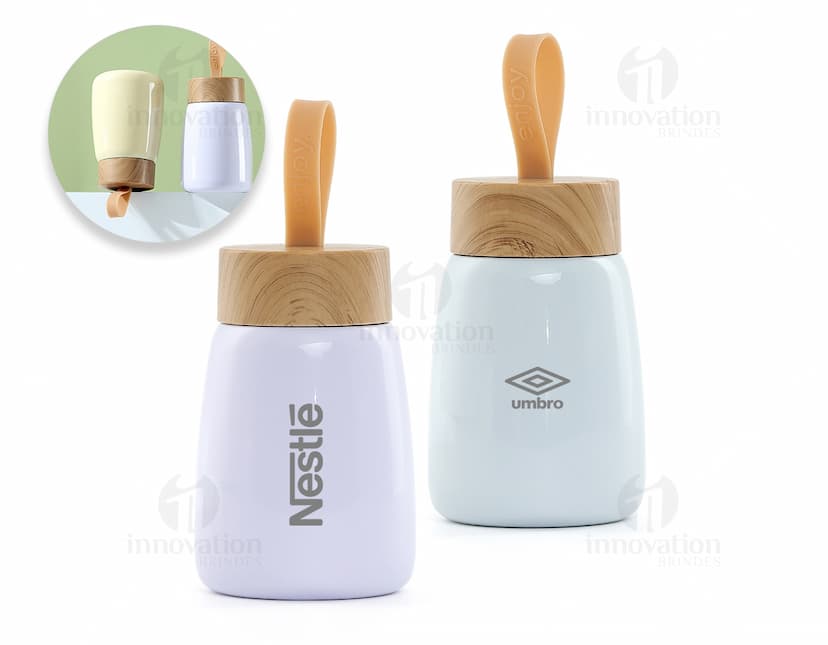 Garrafa de aço inoxidável com parede dupla de 270ml, refletindo a luz e brilhando em prata, com design elegante e resistente.