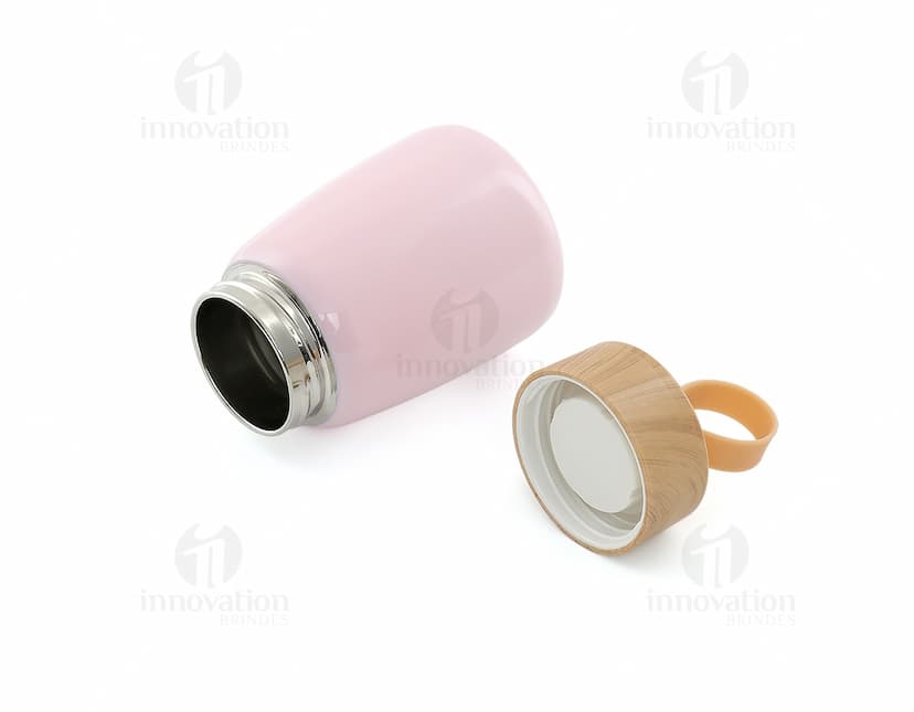 Garrafa de aço inoxidável com parede dupla de 270ml, refletindo a luz e brilhando em prata, com design elegante e resistente.