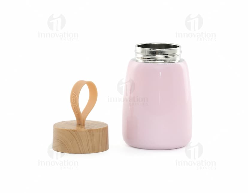 Garrafa de aço inoxidável com parede dupla de 270ml, refletindo a luz e brilhando em prata, com design elegante e resistente.