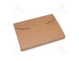 Carteira de viagem em couro marrom e porta-documentos preto abertos, contendo notas, cartões e moedas, ao lado de um notebook