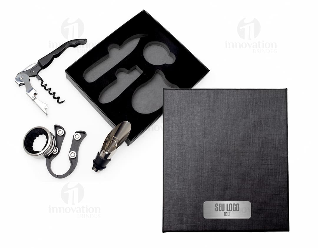 Kit vinho 4 peças com estojo em metal prateado, incluindo um dispositivo eletrônico, uma caneta de luz, uma caneta, uma ferramenta de alisar, um indicador, um aparelho, um objeto de escritório, um papel, uma esferográfica, um instrumento de escrita, um lápis, uma palavra, uma caneta apagável, um dispositivo eletrônico, um detalhe moderno, um mecanismo eletrônico, uma chave, uma mensagem, um espaço de trabalho, uma informação, em preto e prateado.