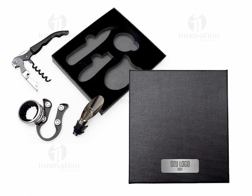 Kit vinho 4 peças com estojo em metal prateado, incluindo um dispositivo eletrônico, uma caneta de luz, uma caneta, uma ferramenta de alisar, um indicador, um aparelho, um objeto de escritório, um papel, uma esferográfica, um instrumento de escrita, um lápis, uma palavra, uma caneta apagável, um dispositivo eletrônico, um detalhe moderno, um mecanismo eletrônico, uma chave, uma mensagem, um espaço de trabalho, uma informação, em preto e prateado.