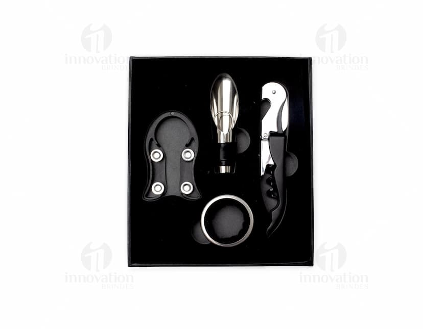 Kit vinho 4 peças com estojo em metal prateado, incluindo um dispositivo eletrônico, uma caneta de luz, uma caneta, uma ferramenta de alisar, um indicador, um aparelho, um objeto de escritório, um papel, uma esferográfica, um instrumento de escrita, um lápis, uma palavra, uma caneta apagável, um dispositivo eletrônico, um detalhe moderno, um mecanismo eletrônico, uma chave, uma mensagem, um espaço de trabalho, uma informação, em preto e prateado.