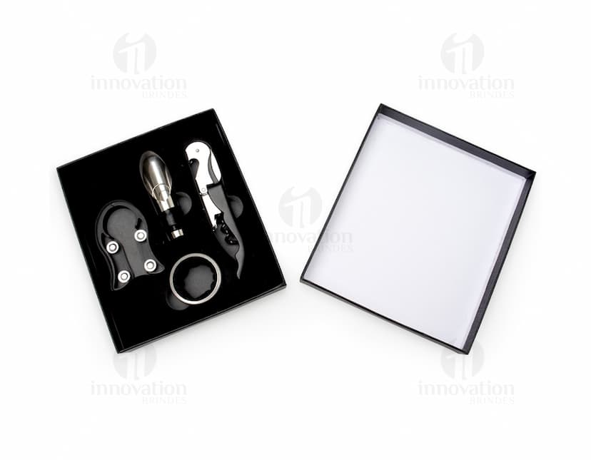 Kit vinho 4 peças com estojo em metal prateado, incluindo um dispositivo eletrônico, uma caneta de luz, uma caneta, uma ferramenta de alisar, um indicador, um aparelho, um objeto de escritório, um papel, uma esferográfica, um instrumento de escrita, um lápis, uma palavra, uma caneta apagável, um dispositivo eletrônico, um detalhe moderno, um mecanismo eletrônico, uma chave, uma mensagem, um espaço de trabalho, uma informação, em preto e prateado.