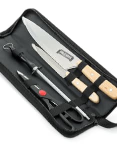 Kit churrasco 4 peças - O acessório ideal para os amantes de um bom churrasco! Este kit vem em uma case de couro, contendo faca, garfo, pegador e amolador de aço. Seu design elegante e funcional torna este kit um item indispensável para os momentos de lazer e confraternização. Prático, durável e de alta qualidade, este kit é o complemento perfeito para tornar seus churrascos ainda mais saborosos e bem-sucedidos. Garanta já o seu e impressione seus convidados com sua habilidade culinária!