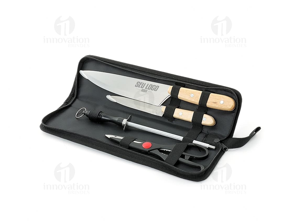 Kit churrasco 4 peças - O acessório ideal para os amantes de um bom churrasco! Este kit vem em uma case de couro, contendo
