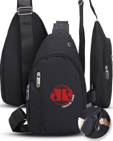 Bolsa de Ombro Nylon em preto, elegante e moderna, com alça de couro, fecho de metal, design fashion e elegância. Ideal para carregar seus pertences com estilo e praticidade.