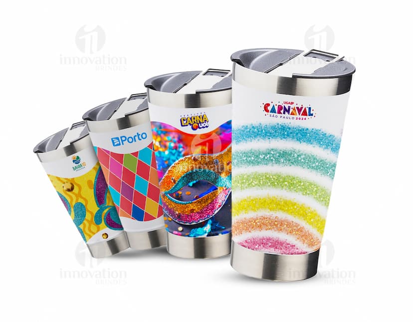 Copo térmico especial de Carnaval em metal prateado, com tampa e alça.