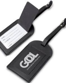 Tag identificado em couro sintético, preto e vazada para comunicação, conectada a um adaptador de radio em um sistema de comunicação. Aparelho eletrônico moderno, com cabo de metal, conectado a um computador via plug. Integrado a um microfone e com conexão de rede. Ideal para uso em escritório ou em casa, podendo ser utilizada como utensílio de trabalho.
