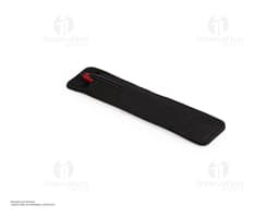Dispositivo eletrónico preto com conexões e mecanismos internos de metal, plástico e tecnologia digital. Inclui uma câmara de