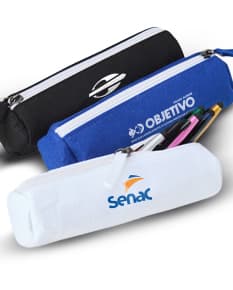 Estojo escolar de feltro preto com design moderno e elegante, perfeito para organizar materiais escolares e manter tudo em ordem.