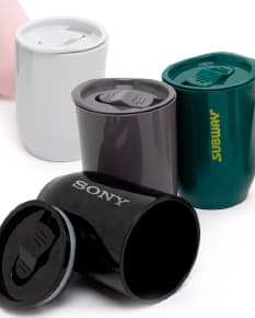 Copo Plástico 350ml transparente, ideal para bebidas quentes ou frias. Feito em plástico descartável, com capacidade para armazenar líquidos como café, chá, leite e água. Com design simples e prático, é uma opção versátil para o dia a dia.