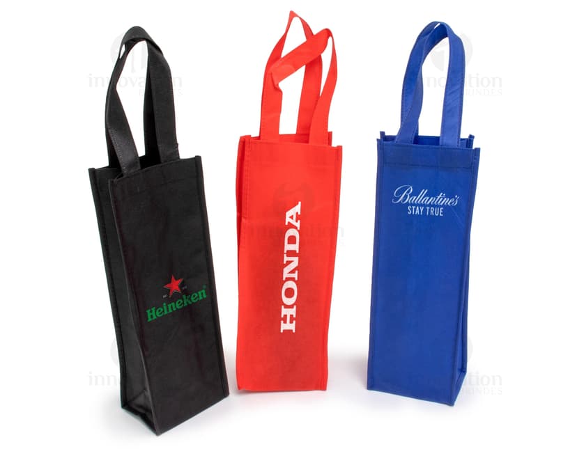Porta Garrafa TNT marrom vazio com alça de metal e fechadura, ideal para proteger e transportar garrafas com segurança.