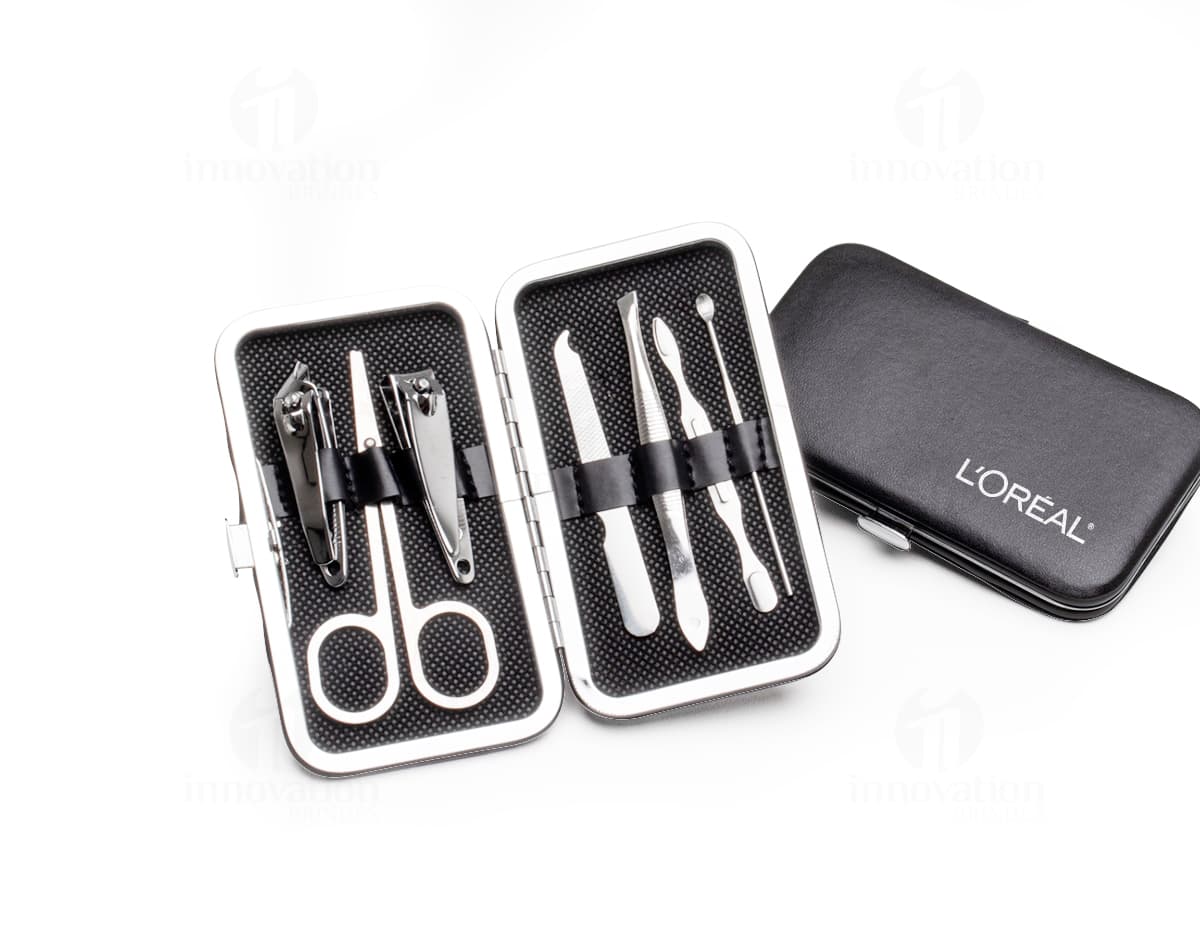 Kit Manicure 7 peças em aço inoxidável, ideal para o cuidado das unhas em qualquer lugar. Este conjunto inclui tesoura, alicate, pinça, cortador de unhas, entre outros acessórios de alta qualidade. Perfeito para viagens ou uso diário. Adquira já o seu!