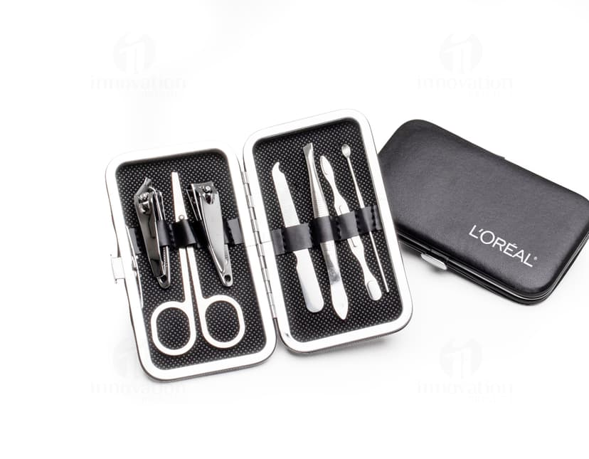 Kit Manicure 7 peças em aço inoxidável, ideal para o cuidado das unhas em qualquer lugar. Este conjunto inclui tesoura, alicate, pinça, cortador de unhas, entre outros acessórios de alta qualidade. Perfeito para viagens ou uso diário. Adquira já o seu!
