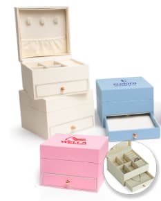 Porta joias com design sofisticado em formato de disquete, com espaço para armazenamento de memórias, notas e documentos. Em tons de marrom e amarelo, com elementos de papel e adesivos para organização. Perfeito para uso em escritórios e em casa.