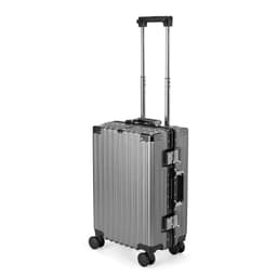 Mala de viagem de 46 litros em metal prateado, com design moderno e aparência vintage. Equipamento eletrônico com capacidade