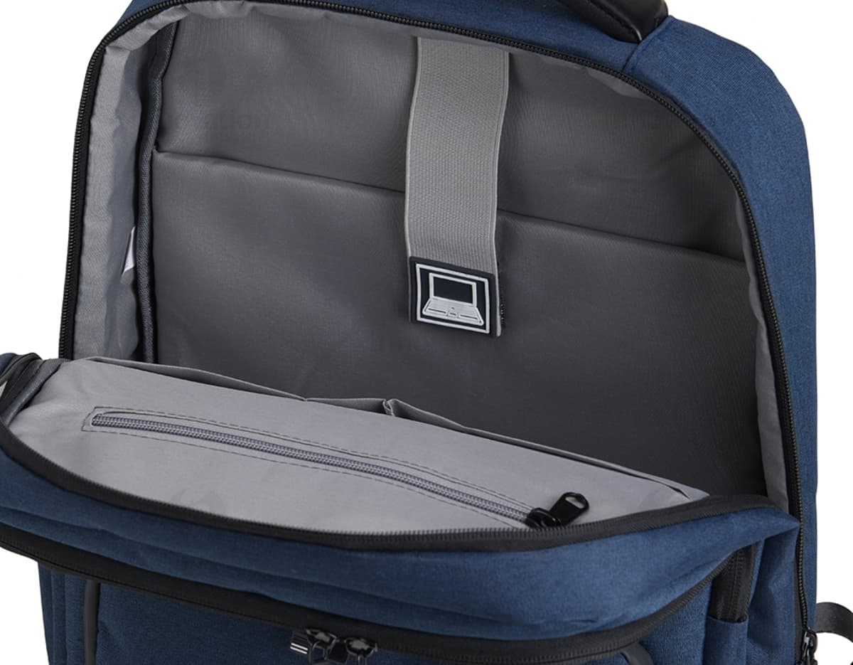 Mochila de poliéster preta de 29 litros, com fecho de zíper, alça de couro, bolso de metal, design moderno e elegante.