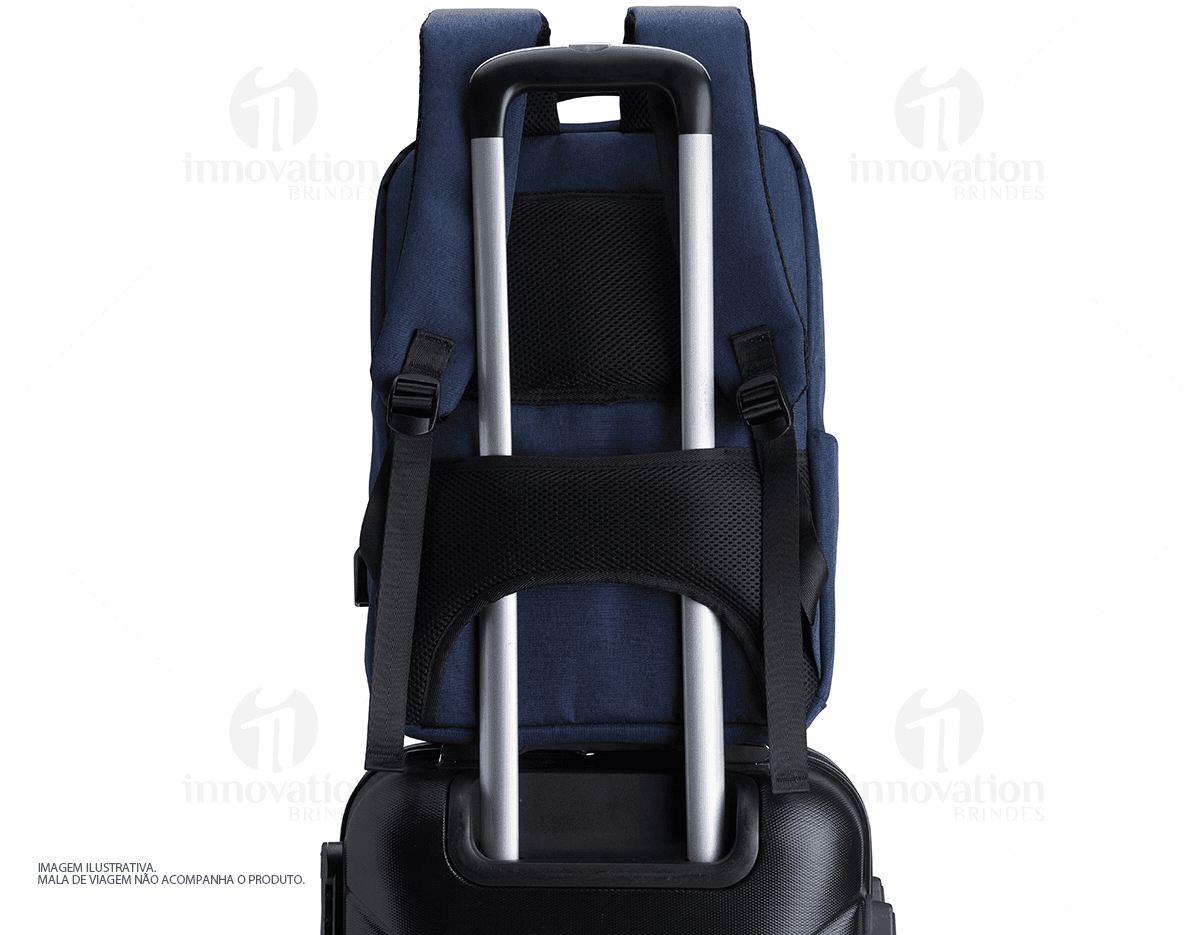 Mochila de poliéster preta de 29 litros, com fecho de zíper, alça de couro, bolso de metal, design moderno e elegante.