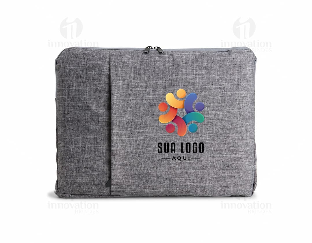 Pasta de couro marrom para tablet e notebook com fecho de metal, textura vintage e bolsos internos para armazenar documentos e cartões.