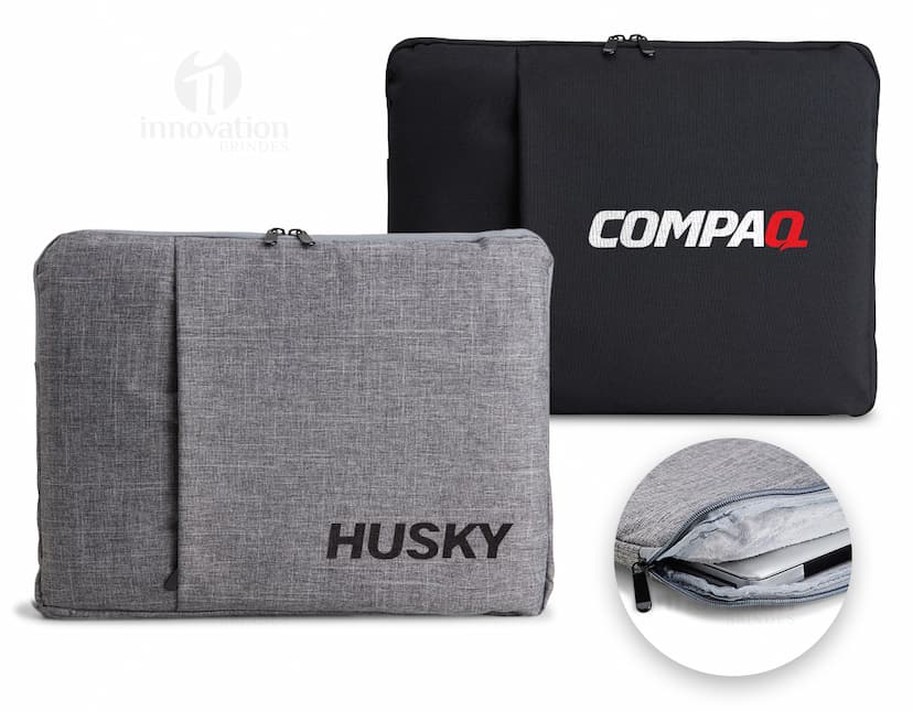 Pasta de couro marrom para tablet e notebook com fecho de metal, textura vintage e bolsos internos para armazenar documentos e cartões.