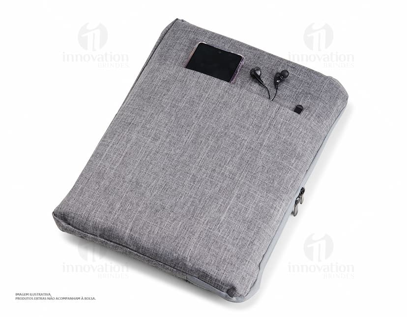 Pasta de couro marrom para tablet e notebook com fecho de metal, textura vintage e bolsos internos para armazenar documentos e cartões.