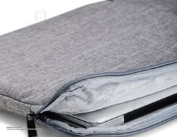 Pasta de couro marrom para tablet e notebook com fecho de metal, textura vintage e bolsos internos para armazenar documentos