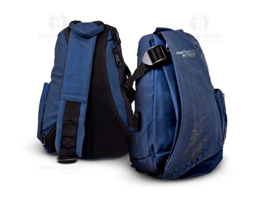 Mochila de ombro USB preta de couro para homem, estilo moderno e acessório de viagem. Com zíper, alça e bolsos para armazenamento. Ideal para viagens, esportes e trabalho.
