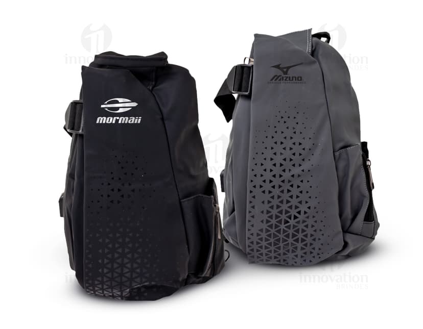 Mochila de ombro USB preta de couro para homem, estilo moderno e acessório de viagem. Com zíper, alça e bolsos para armazenamento. Ideal para viagens, esportes e trabalho.