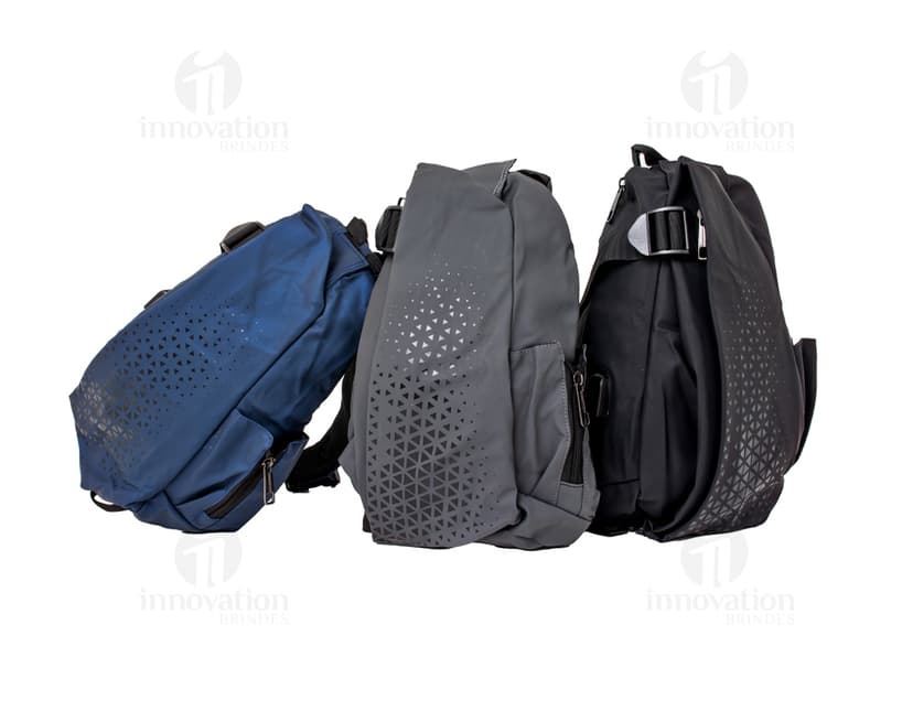 Mochila de ombro USB preta de couro para homem, estilo moderno e acessório de viagem. Com zíper, alça e bolsos para armazenamento. Ideal para viagens, esportes e trabalho.