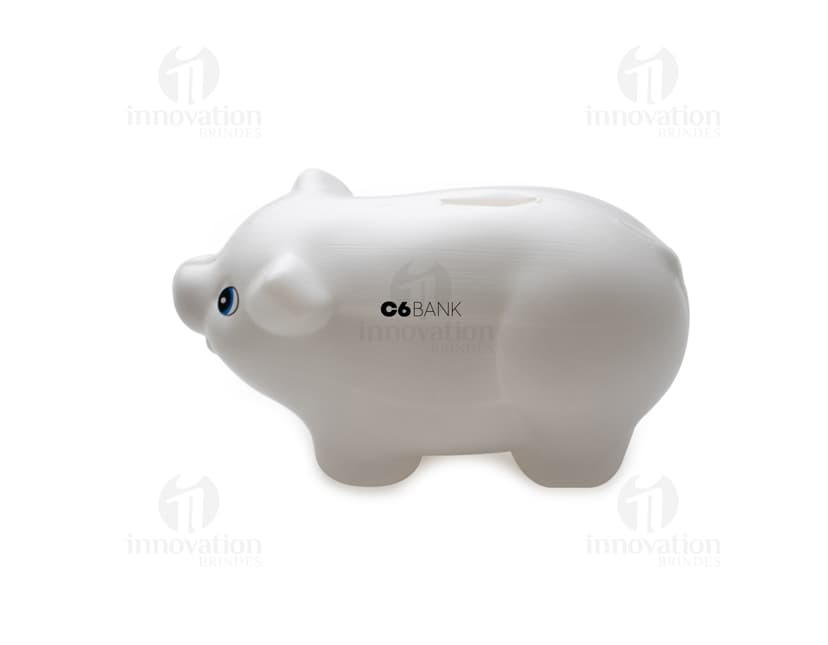 Imagem de um cofre plástico cor de rosa em forma de porquinho, utilizado para economizar dinheiro e fazer investimentos financeiros. O cofre tem um design de porquinho bonito e é ideal para guardar moedas e notas. Ideal para ensinar crianças sobre a importância de poupar dinheiro.