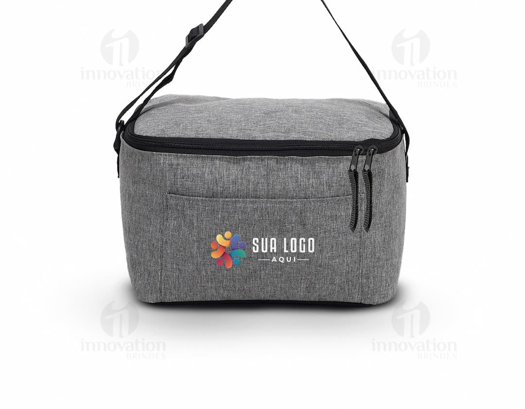 Bolsa térmica de 9L em couro marrom com detalhes em metal, fecho de zíper, alça e bolso externo. Textura elegante e moderna, ideal para manter alimentos frescos e protegidos.