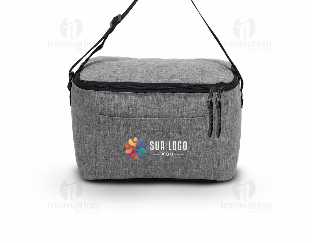 Bolsa térmica de 9 litros, ideal para manter seus alimentos frescos onde quer que você vá. Design moderno e prático, feita em couro sintético de alta qualidade. Perfeita para suas viagens ou uso diário. Garanta já a sua!