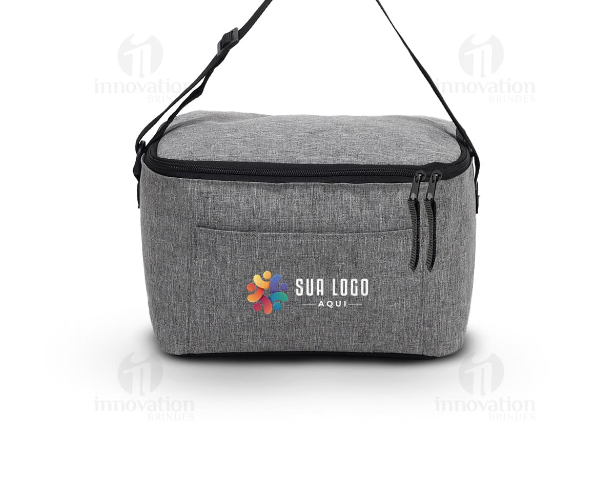 Bolsa térmica de 9L em couro marrom com detalhes em metal, fecho de zíper, alça e bolso externo. Textura elegante e moderna, ideal para manter alimentos frescos e protegidos.