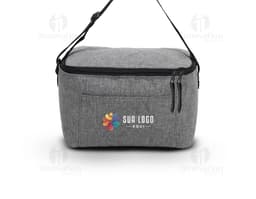 Bolsa térmica de 9L em couro marrom com detalhes em metal, fecho de zíper, alça e bolso externo. Textura elegante e moderna