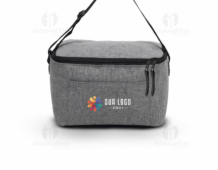 Bolsa térmica de 9L em couro marrom com detalhes em metal, fecho de zíper, alça e bolso externo. Textura elegante e moderna, ideal para manter alimentos frescos e protegidos.