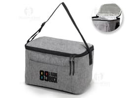 Bolsa térmica de 9L em couro marrom com detalhes em metal, fecho de zíper, alça e bolso externo. Textura elegante e moderna