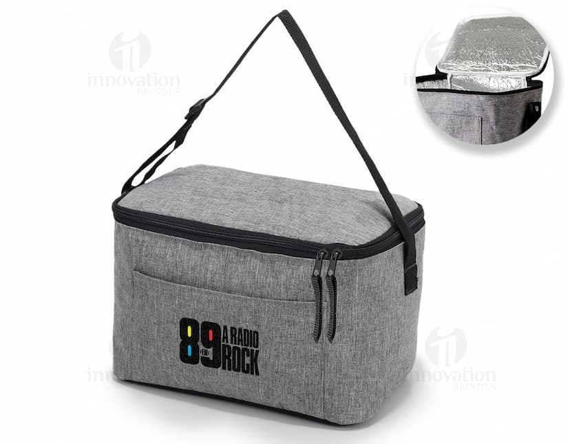 Bolsa térmica de 9L em couro marrom com detalhes em metal, fecho de zíper, alça e bolso externo. Textura elegante e moderna, ideal para manter alimentos frescos e protegidos.