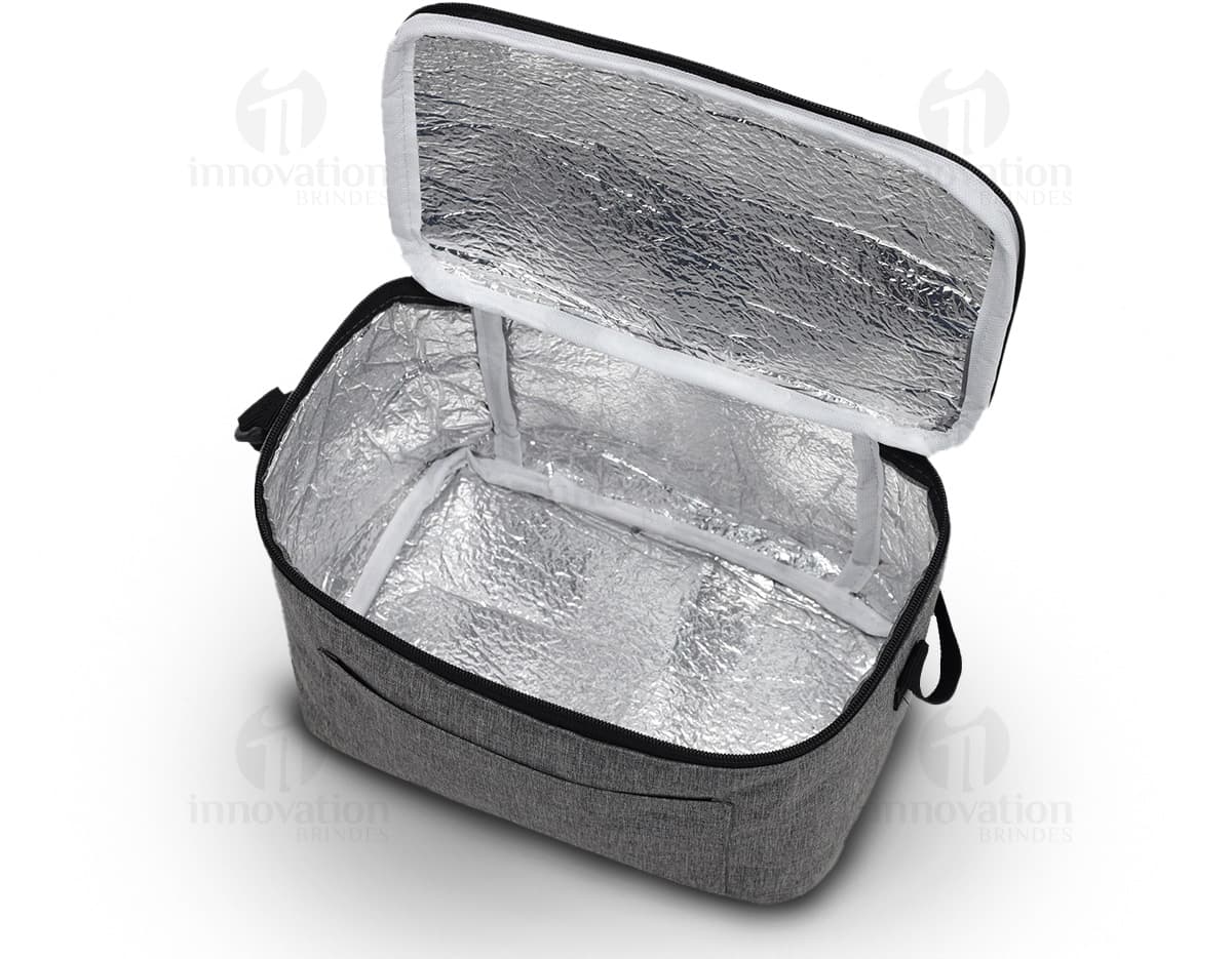 Bolsa térmica de 9L em couro marrom com detalhes em metal, fecho de zíper, alça e bolso externo. Textura elegante e moderna, ideal para manter alimentos frescos e protegidos.