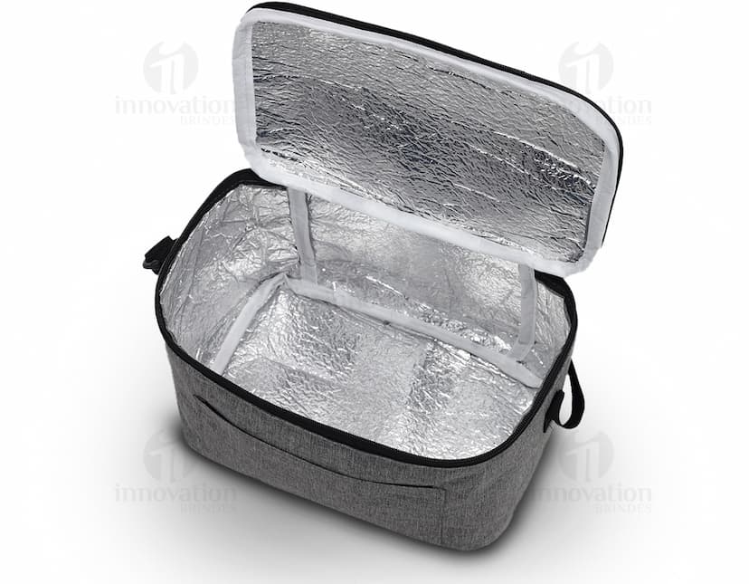 Bolsa térmica de 9L em couro marrom com detalhes em metal, fecho de zíper, alça e bolso externo. Textura elegante e moderna, ideal para manter alimentos frescos e protegidos.